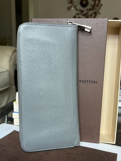 Louis Vuitton แท้ กระเป๋าสตางคฺ์ LV Vertical Zippy หนังแท้ Taiga สีเทาสภาพดี มีกล่องครับ+++  รูปที่ 2
