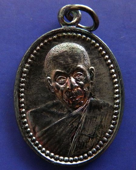 เหรียญ 111 ปี หลวงพ่อแช่ม วัดนวลนรดิศ ภาษีเจริญ กรุงเทพฯ ปี 2545 เนื้อนวะ ตอกโค้ด กล่องเดิม รูปที่ 4