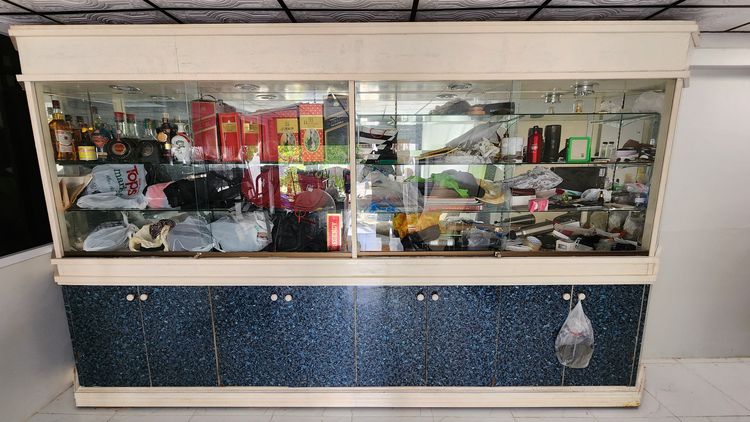 ตู้โชว์ เก่าเก็บ ไม้อย่างดี เดิมๆ ตู้เปล่า ไม่รวมของในตู้นะครับ อายุกว่า 60 ปี รุ่นเก่า หายาก นัดรับได้ที่หาดใหญ่ครับ รูปที่ 6