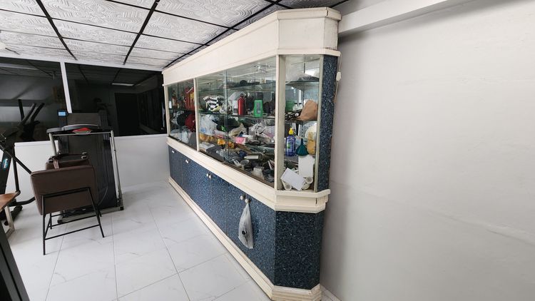 ตู้โชว์ เก่าเก็บ ไม้อย่างดี เดิมๆ ตู้เปล่า ไม่รวมของในตู้นะครับ อายุกว่า 60 ปี รุ่นเก่า หายาก นัดรับได้ที่หาดใหญ่ครับ รูปที่ 2