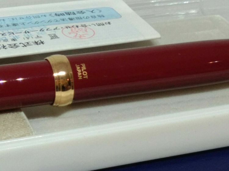 ปากกาลูกลื่นสีดำPILOTด้ามสีแดง รูปที่ 2
