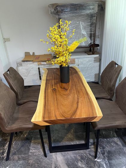 โต๊ะทานข้าวไม้แท้พร้อมเก้าอี้ 4 ที่นั่ง ขนาด 150x65x76 สภาพใหม่