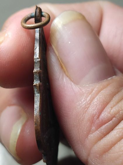 เหรียญหลวงพ่อวิหารวัดแม่น้ำรุ่นแรกกะหลั่ยทองสร้างปี 2490

 รูปที่ 5