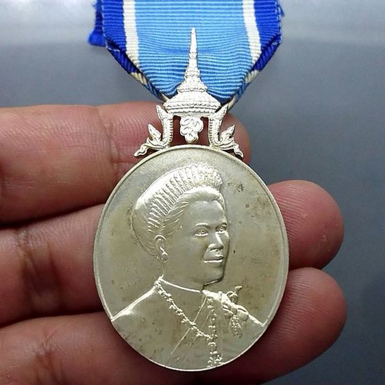 เหรียญเงินแพรแถบที่ระลึก เนื้อเงิน เฉลิมพระชนมพรรษา 6 รอบ 2547 ราชินี แบบชาย รูปที่ 2