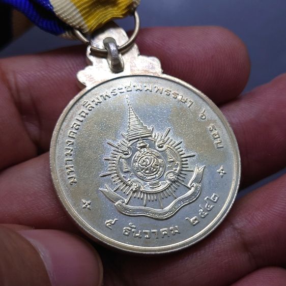 เหรียญที่ระลึกประดับแพรแถบ เนื้อเงิน เฉลิมพระชนมพรรษา 6 รอบ 72 พรรษา รัชกาลที่ 9 พ.ศ.2542 แบบชาย รูปที่ 6