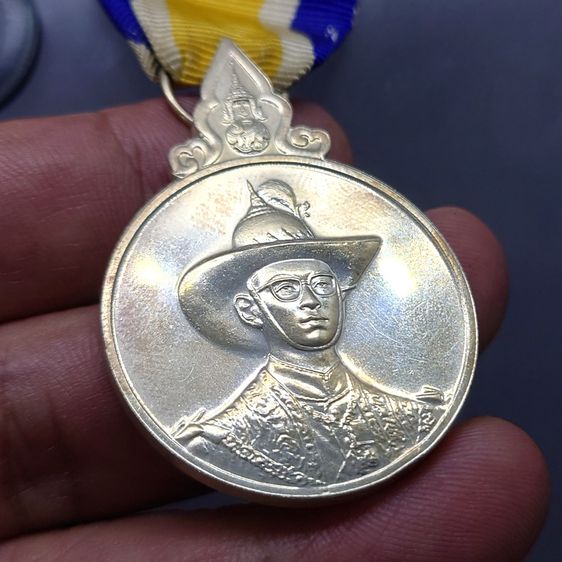 เหรียญที่ระลึกประดับแพรแถบ เนื้อเงิน เฉลิมพระชนมพรรษา 6 รอบ 72 พรรษา รัชกาลที่ 9 พ.ศ.2542 แบบชาย รูปที่ 4