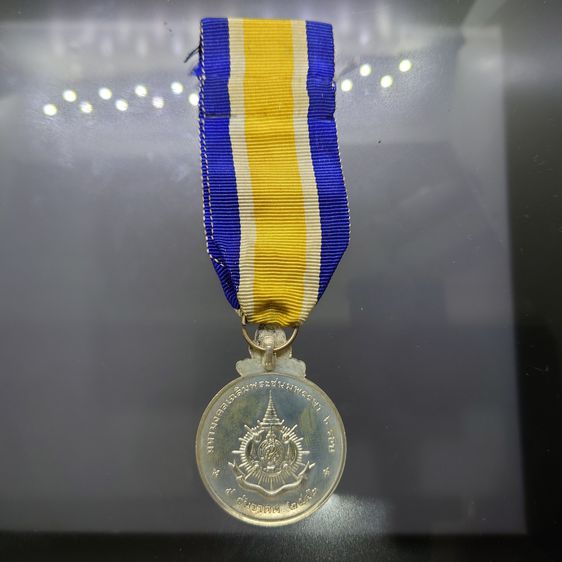 เหรียญที่ระลึกประดับแพรแถบ เนื้อเงิน เฉลิมพระชนมพรรษา 6 รอบ 72 พรรษา รัชกาลที่ 9 พ.ศ.2542 แบบชาย รูปที่ 2