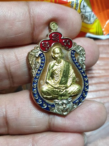 เหรียญเสมาหัวเสือ รุ่น เจ้าสัวแสนล้านบารมี หลวงปู่แสน วัดบ้านหนองจิก จ.ศรีสะเกษ ปี 2559 เนื้อชนวนลงยา 2 สี  หมายเลข 59 สร้าง 350เหรียญ รูปที่ 3