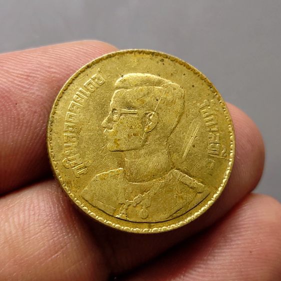 เหรียญ 50 สตางค์ ทองเหลือง บอร์กตัวหนังสือหนา พ.ศ.2493 รูปที่ 2