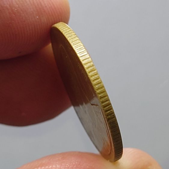 เหรียญ 50 สตางค์ ทองเหลือง บอร์กตัวหนังสือหนา พ.ศ.2493 รูปที่ 5