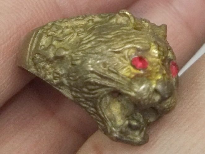 7217-แหวนหัวเสือตาแดง เนื้อทองเหลืองเก่า ขนาดเส้นผ่าศูนย์กลางประมาณ 18 มม รูปที่ 9
