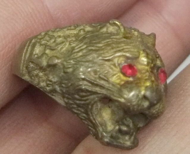 7217-แหวนหัวเสือตาแดง เนื้อทองเหลืองเก่า ขนาดเส้นผ่าศูนย์กลางประมาณ 18 มม รูปที่ 2