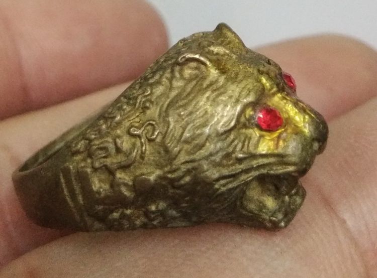 7217-แหวนหัวเสือตาแดง เนื้อทองเหลืองเก่า ขนาดเส้นผ่าศูนย์กลางประมาณ 18 มม รูปที่ 8