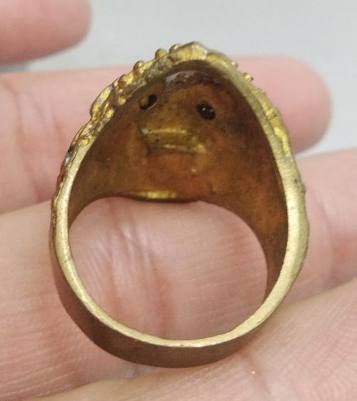 8185-แหวนเศียรหนุมานเนื้อทองเหลืองเก่าตาฝังพลอย ขนาดเส้นผ่าศูนย์กลางประมาณ 18 มม รูปที่ 7