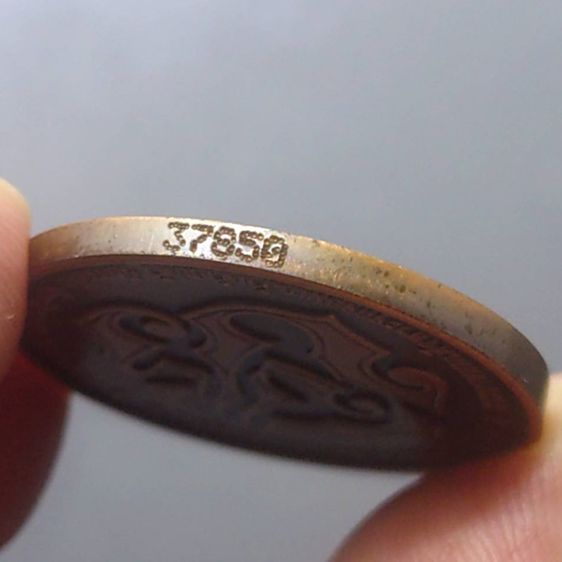 เหรียญทองแดงรมดำ รัชกาลที่5 หลัง จปร ที่ระลึกในการสร้างพระบรมราชานุสาวรีย์ จังหวัดระยอง พ.ศ.2544 รูปที่ 3