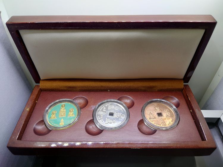 เหรียญจับโป๊ยหล่อฮั่น (ชุดกรรมการ) 121 ปี 18 อรหันต์ 100 ปี ญสส วัดบวร 2556 พร้อมกล้องใม้โอ๊ค เดิมๆจากวัด รูปที่ 5