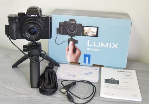 Panasonic G100 Lens 12-32mm. ประกันศูนย์ถึงเดือน ต.ค. 2567 มาพร้อมไม้ Selfie เป็นกล้องที่ทำมาเพื่อ Vlog โดยเฉพาะ พร้อมสุดยอดไมค์โครโฟน