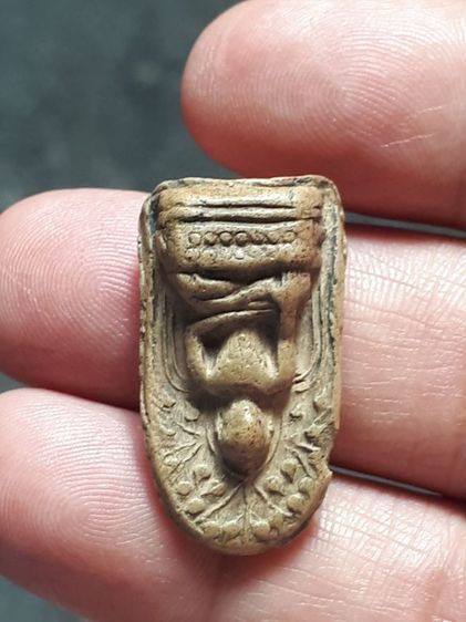 พระบาง กรุวัดพระคงฤาษี จังหวัดลำพูน เนื้อดินเผา สีพิกุล พิมพ์ คม ชัด ผิวมัน เดิมๆ พระองค์นี้สภาพสวย สมบูรณ์ เก่ามาก แท้ หายากมาก สุดๆเลย พร้ รูปที่ 11