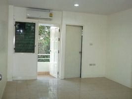 มีบางส่วน 2010 ขายหรือเช่าบ้าน(สำนักงาน) 3ชั้น ซ.รามอินทรา 39 แยก18 ที่ 92 ตรว. 7ห้องนอน 9ห้องน้ำ  แอร์ทุกห้อง solar roof  รูปที่ 4