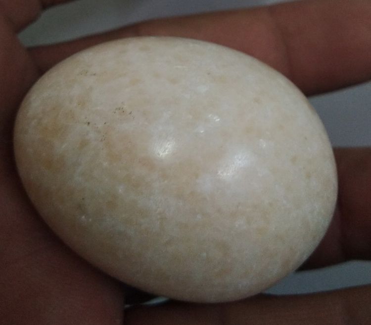 75555-หินรูปไข่ สีขาวน้ำตาลเนื้อหินลายขาวกระจาย  เนื้อหินครับ มีฤทธิ์เย็นใช้บำบัดโรคได้ครับ ขนาดกว้าง 3.5 ซม. ยาวรวมประมาณ 4.5 ซม รูปที่ 4
