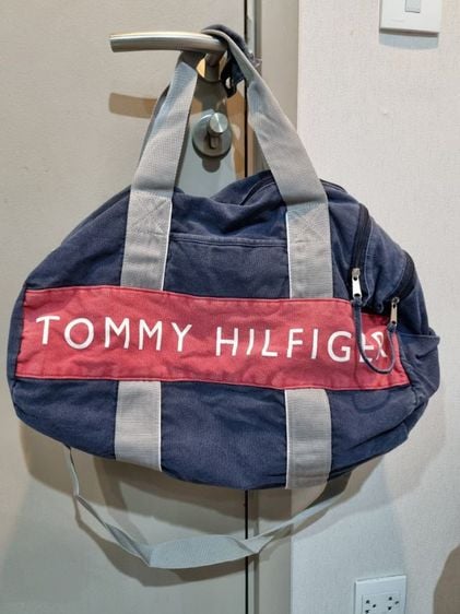 ขายกระเป๋าสะพาย Tommy ของแท้ ผ้าCanvas สวมใส่เสื้อผ้าได้เยอะมาก สไตล์ vintage 
