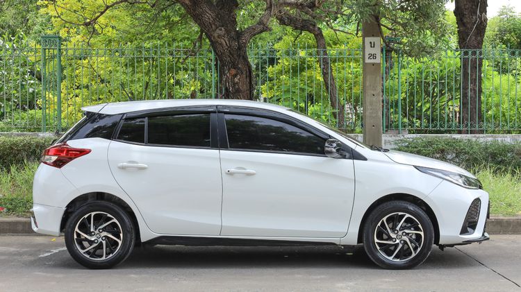 Toyota Yaris 2022 1.2 Sport Hatchback Sedan เบนซิน ไม่ติดแก๊ส เกียร์อัตโนมัติ ขาว รูปที่ 4