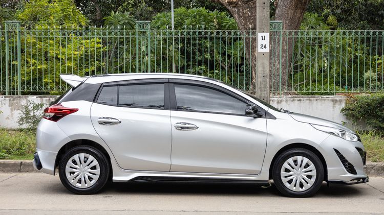 Toyota Yaris 2020 1.2 Mid Sedan เบนซิน ไม่ติดแก๊ส เกียร์อัตโนมัติ เทา รูปที่ 4