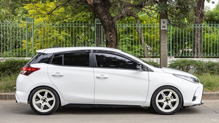 Toyota Yaris 2020 1.2 Sport Hatchback Sedan เบนซิน ไม่ติดแก๊ส เกียร์อัตโนมัติ ขาว รูปที่ 4