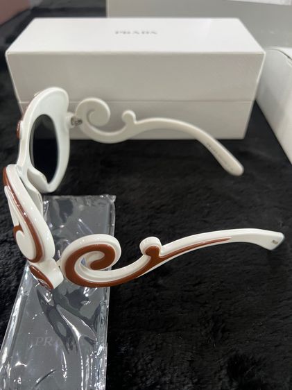 แว่นกันแดด Prada รุ่นลิมิเต็ดเอดิชั่น รูปที่ 2