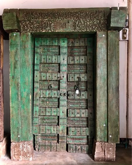 ประตูไม้เก่าสีเขียว