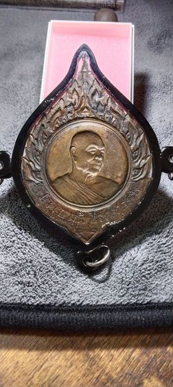 เหรียญเปลวเพลิงพระอาจารย์ฝั้น อาจาโร พิธีพระราชทานเพลิงศพปี21-22เป็นเหรียญทองแดง ติดบนหนังสือชีวประวัติของท่าน พิธีดี สวยแท้คับ รูปที่ 2