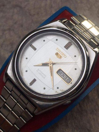 นาฬิกาSEIKO 5 7009 AUTOMATIC JAPAN 
ระบบอัตโนมัติ
ตัวเรือนสเตนเลส ขัดเงา
ขนาดตัวเรือน 37 x 37 มม. รูปที่ 2