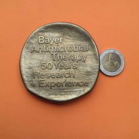 เหรียญ Bayer Antimicrobial Therapy 50 Years Research + Experience เนื้อทองเหลือง ขนาด 7 เซน พร้อมกล่องเดิม รูปที่ 5