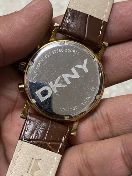 นาฬิกายี่ห้อ DKNY  ของแท้มือสอง  เรือนสีทองสภาพยังสวย สายหนังเปลี่ยนใหม่  1200฿ รูปที่ 2
