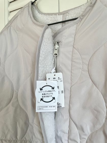 จาก JAPAN 🇯🇵 เสื้อกันหนาวใส่ได้ 2 ด้าน มีกระเป๋า สีเทาอ่อน ขนสีขาว มือ 1 รูปที่ 5