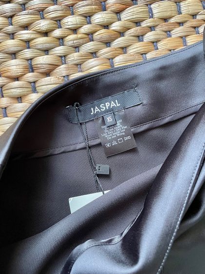 (ใหม่ป้ายห้อย) JASPAL แท้ ♟ กระโปรงดำ ผ้ามันเงามีน้ำหนัก แต่งเข็มขัด Size XS รูปที่ 5