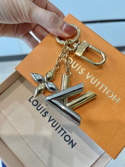 Lv พวงกุญแจ Louis Vuitton keychain ของใหม่ สวยกริบ รูปที่ 2