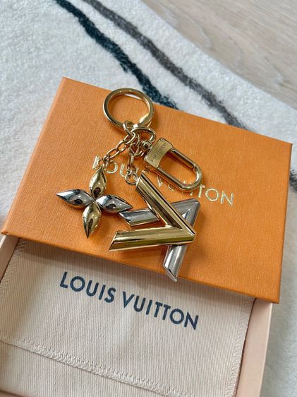 Lv พวงกุญแจ Louis Vuitton keychain ของใหม่ สวยกริบ รูปที่ 3