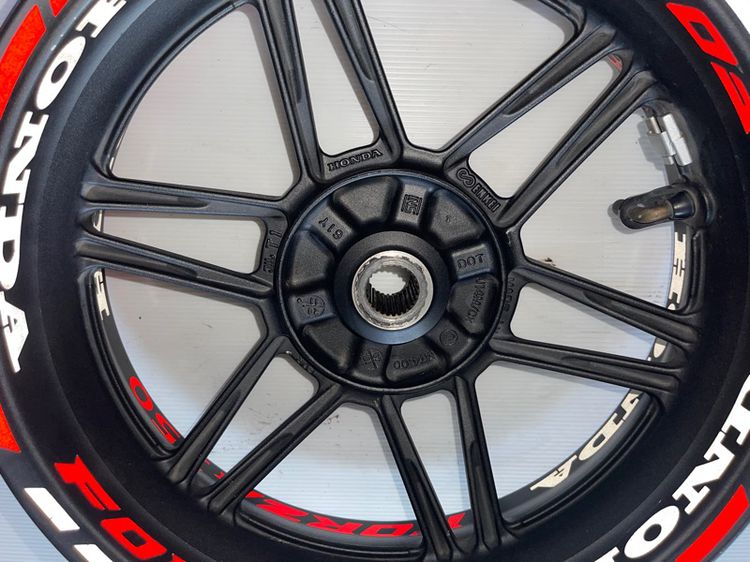 ล้อแม็กหลังforza350แท้ สีดำ ติดสติ๊กเกอร์ รูปที่ 6