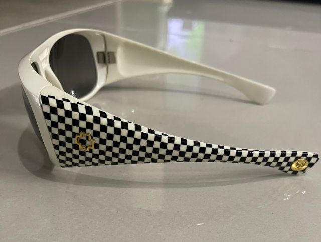 แว่นตากันแดด สีขาว ขาลายตารางหมากรุก ของ HOURGLASS Spy Optic Sunglasses ของ Hourglass รูปที่ 4
