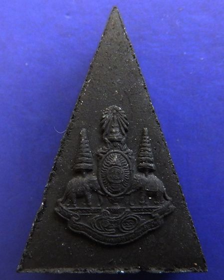 พระกำลังแผ่นดิน พิมพ์ใหญ่ มวลสารจิตรลดา (เนื้อดำ) ในหลวงครองราชครบ 50 พรรษา พ.ศ. 2539 พร้อมกล่องเดิม รูปที่ 2