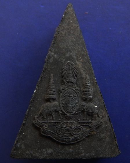 พระกำลังแผ่นดิน พิมพ์ใหญ่ มวลสารจิตรลดา (เนื้อดำ) ในหลวงครองราชครบ 50 พรรษา พ.ศ. 2539 พร้อมกล่องเดิม รูปที่ 20