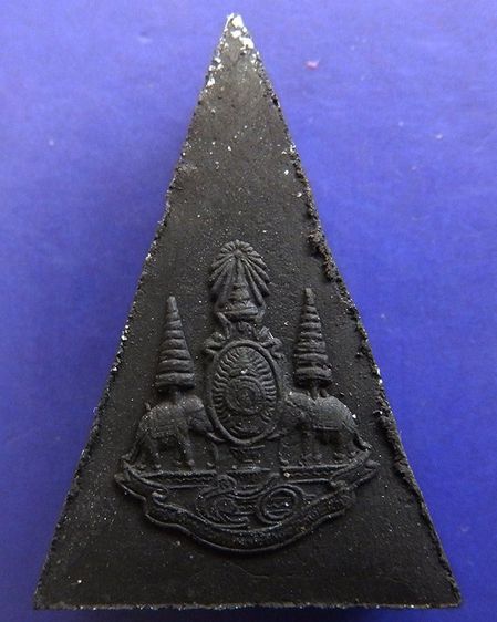 พระกำลังแผ่นดิน พิมพ์ใหญ่ มวลสารจิตรลดา (เนื้อดำ) ในหลวงครองราชครบ 50 พรรษา พ.ศ. 2539 พร้อมกล่องเดิม รูปที่ 22