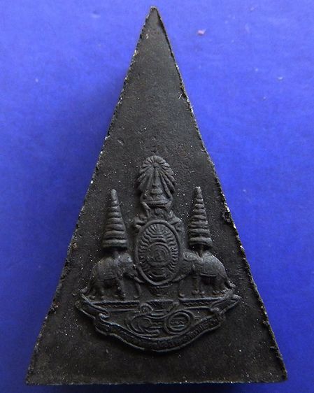 พระกำลังแผ่นดิน พิมพ์ใหญ่ มวลสารจิตรลดา (เนื้อดำ) ในหลวงครองราชครบ 50 พรรษา พ.ศ. 2539 พร้อมกล่องเดิม รูปที่ 16