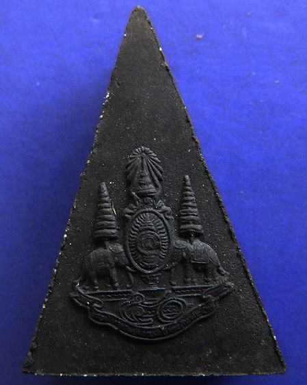 พระกำลังแผ่นดิน พิมพ์ใหญ่ มวลสารจิตรลดา (เนื้อดำ) ในหลวงครองราชครบ 50 พรรษา พ.ศ. 2539 พร้อมกล่องเดิม รูปที่ 30