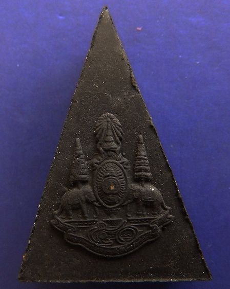 พระกำลังแผ่นดิน พิมพ์ใหญ่ มวลสารจิตรลดา (เนื้อดำ) ในหลวงครองราชครบ 50 พรรษา พ.ศ. 2539 พร้อมกล่องเดิม รูปที่ 24