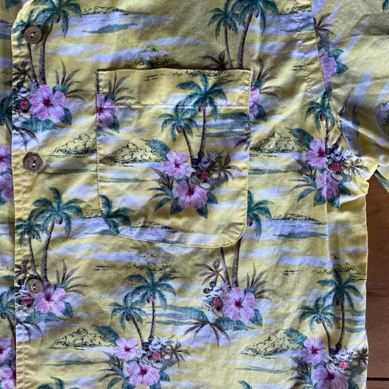 เสื้อเชิ้ตฮาวายแขนสั้นสีเหลืองผ้ากลับพิมพ์ลาย มิกกี้เมาส์ ดอกชบา ต้นมะพร้าว กระดุมกะลา ปั๊มโลโก้ MICKEY ป้ายคอ Disney ไซซ์ M รูปที่ 4