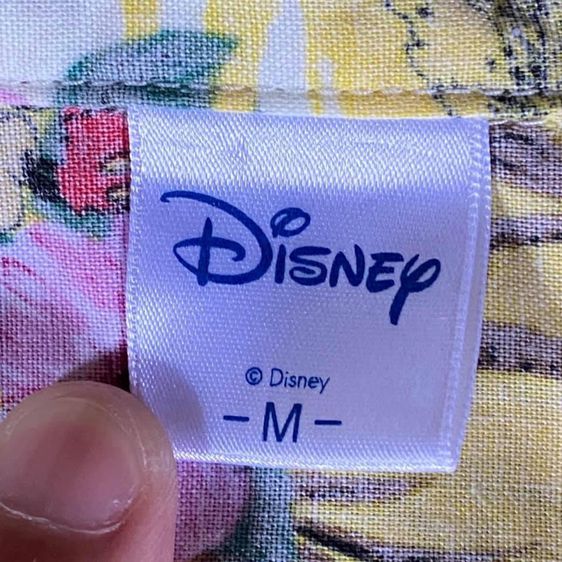เสื้อเชิ้ตฮาวายแขนสั้นสีเหลืองผ้ากลับพิมพ์ลาย มิกกี้เมาส์ ดอกชบา ต้นมะพร้าว กระดุมกะลา ปั๊มโลโก้ MICKEY ป้ายคอ Disney ไซซ์ M รูปที่ 6