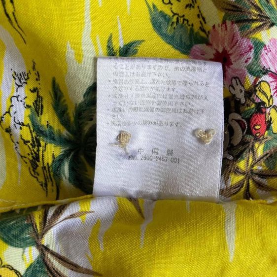 เสื้อเชิ้ตฮาวายแขนสั้นสีเหลืองผ้ากลับพิมพ์ลาย มิกกี้เมาส์ ดอกชบา ต้นมะพร้าว กระดุมกะลา ปั๊มโลโก้ MICKEY ป้ายคอ Disney ไซซ์ M รูปที่ 10