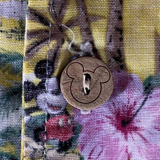 เสื้อเชิ้ตฮาวายแขนสั้นสีเหลืองผ้ากลับพิมพ์ลาย มิกกี้เมาส์ ดอกชบา ต้นมะพร้าว กระดุมกะลา ปั๊มโลโก้ MICKEY ป้ายคอ Disney ไซซ์ M รูปที่ 5